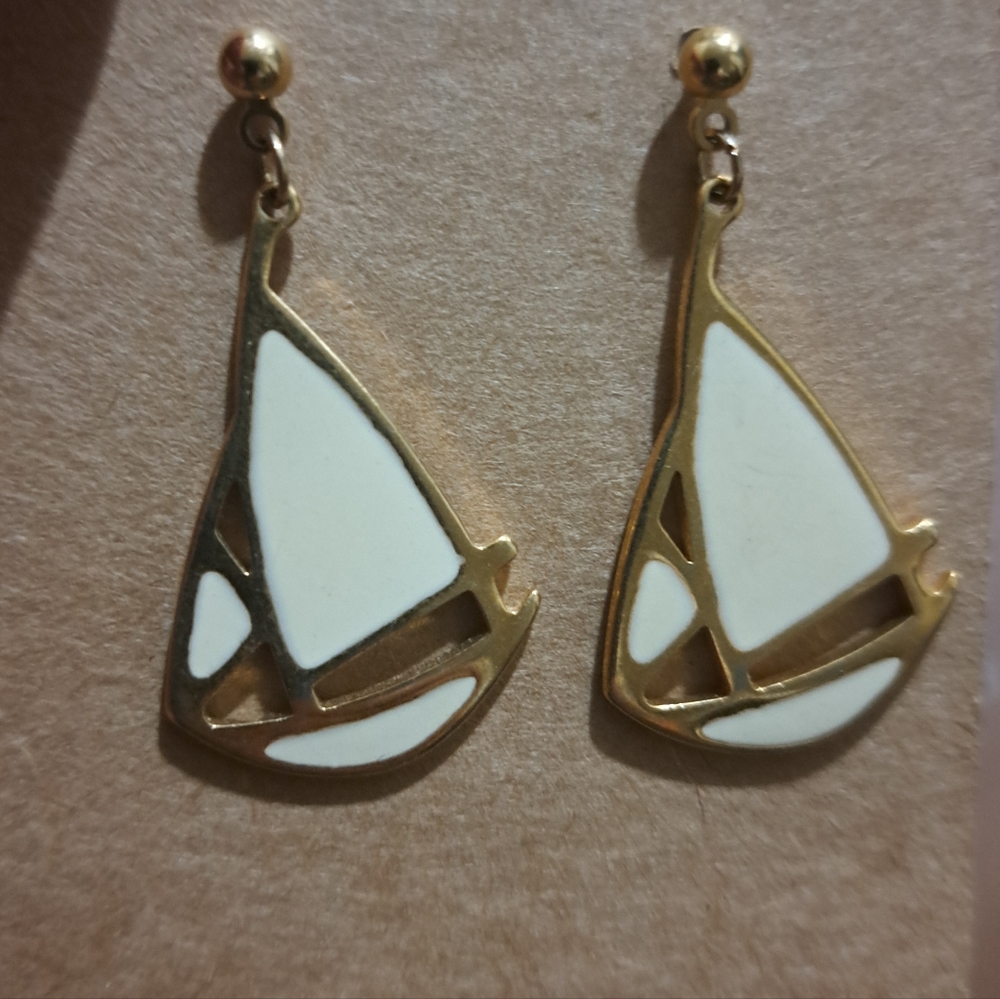 Vintage Avon Goldtone/Enamel Sailboat Pierced  Earrings